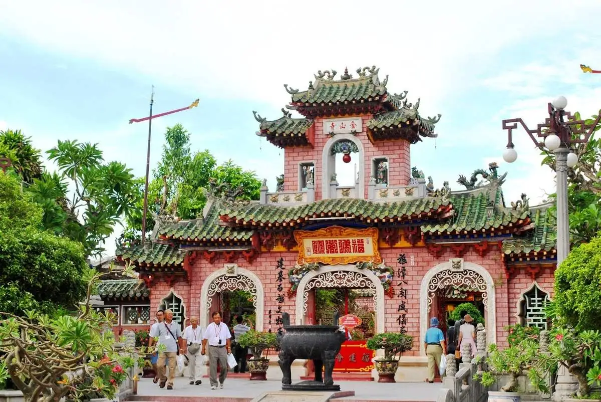 Phuc Kien Assembly Hall Hoi An은 중국인의 강한 각인이 담긴 건축 작품입니다.