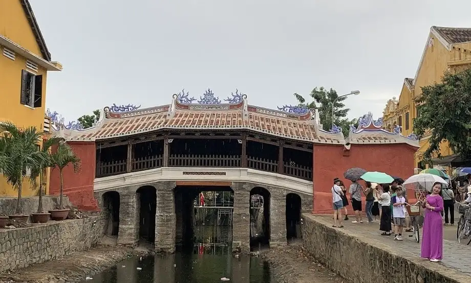 일본교(Japanese Covered Bridge)는 호이안의 유명한 상징으로 일본교라고도 불립니다.