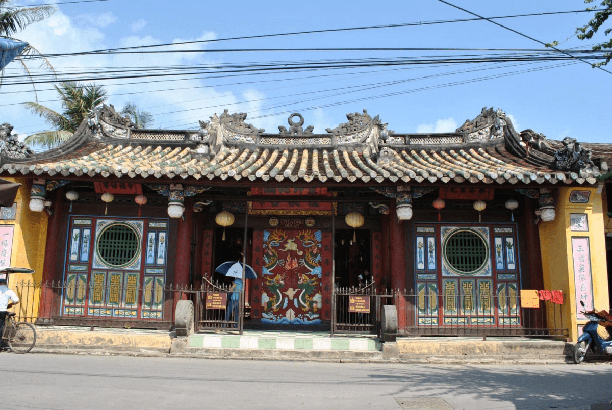 Quan Cong 사원은 Tran Phu 거리에 있습니다