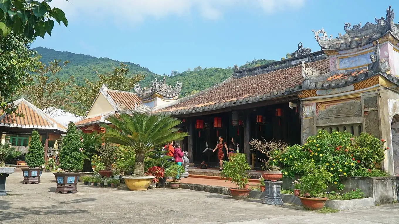 하이탕 사원 - 쿠라오참 섬에서 가장 오래되고 신성한 사원