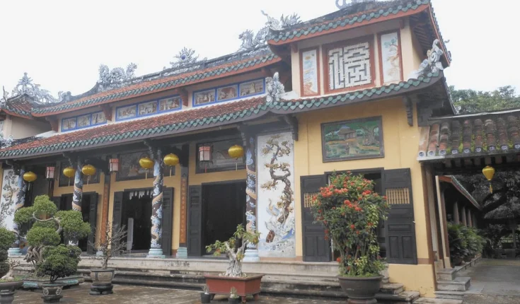 호이안의 200년 된 푸옥람 사원 방문