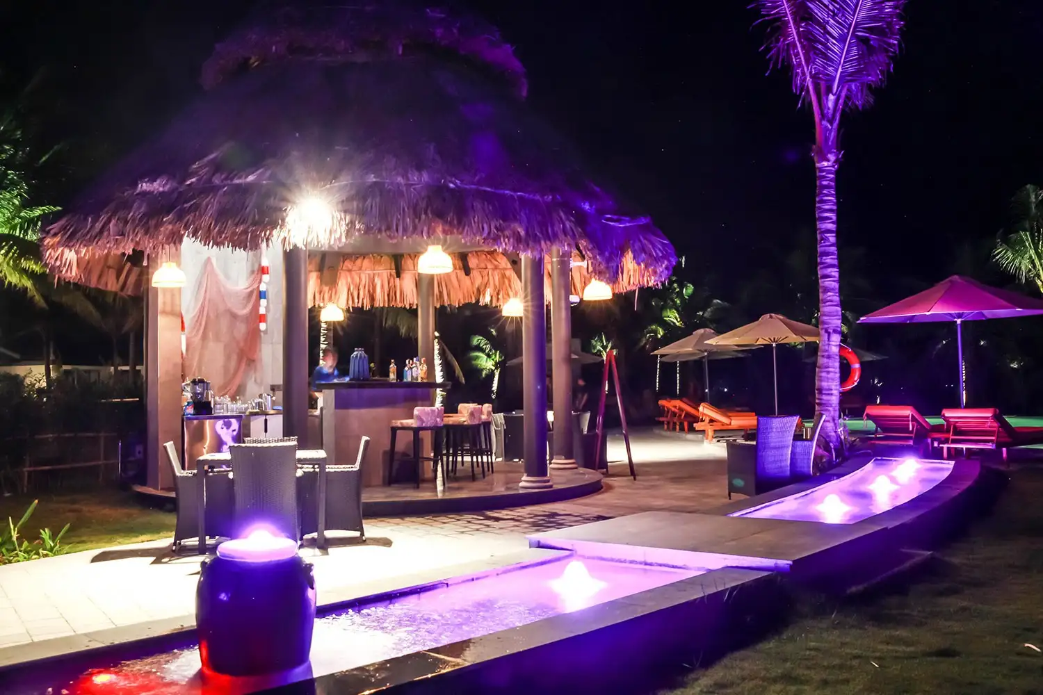 Bliss Hoi An Beach Resort & Wellness의 풀 바는 멋진 휴식 공간을 제공합니다.
