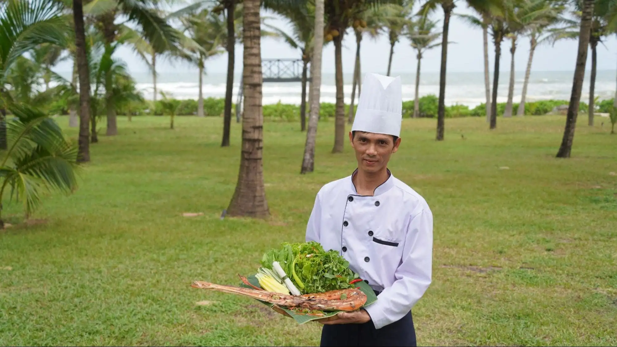 Bliss Hoi An Beach Resort & Wellness의 요리 수업에 참여하는 셰프들 